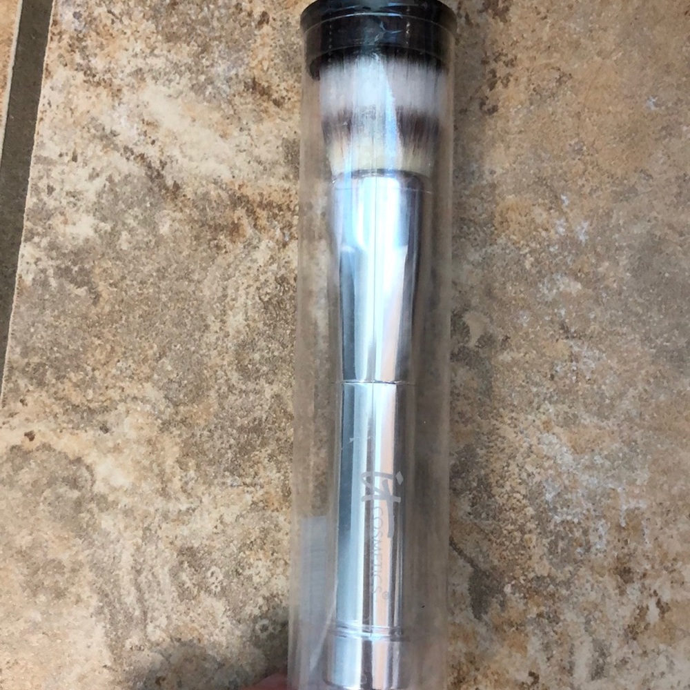 IT Cosmetics blending brush